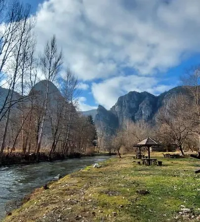 Golemi Kamik 农家乐 *