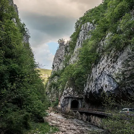 Golemi Kamik 农家乐 皮罗特