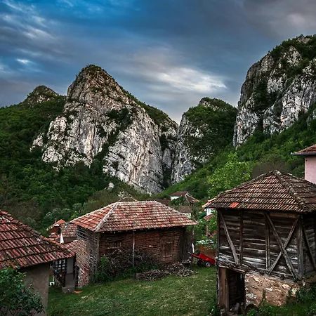 Golemi Kamik Фермерский дом *