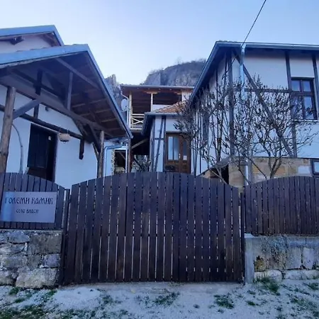 Golemi Kamik Пирот